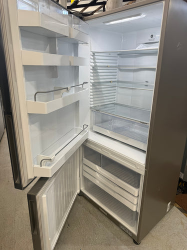 Factory second Fisher & Paykel 494 L Bottom Mount Refrigerator – Stainless Steel (RF522BLPX6)